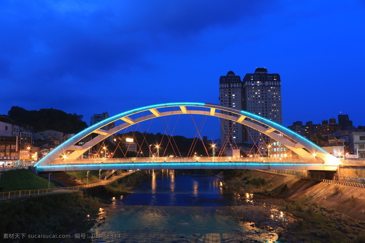 灯光 拱桥 湖面 户外摄影 建筑 建筑摄影 旅游摄影 霓虹灯 夜景 桥 桥夜景 乌云 夜空 倪焕 人文景观 香港 自然风景 自然景观 装饰素材 灯饰素材