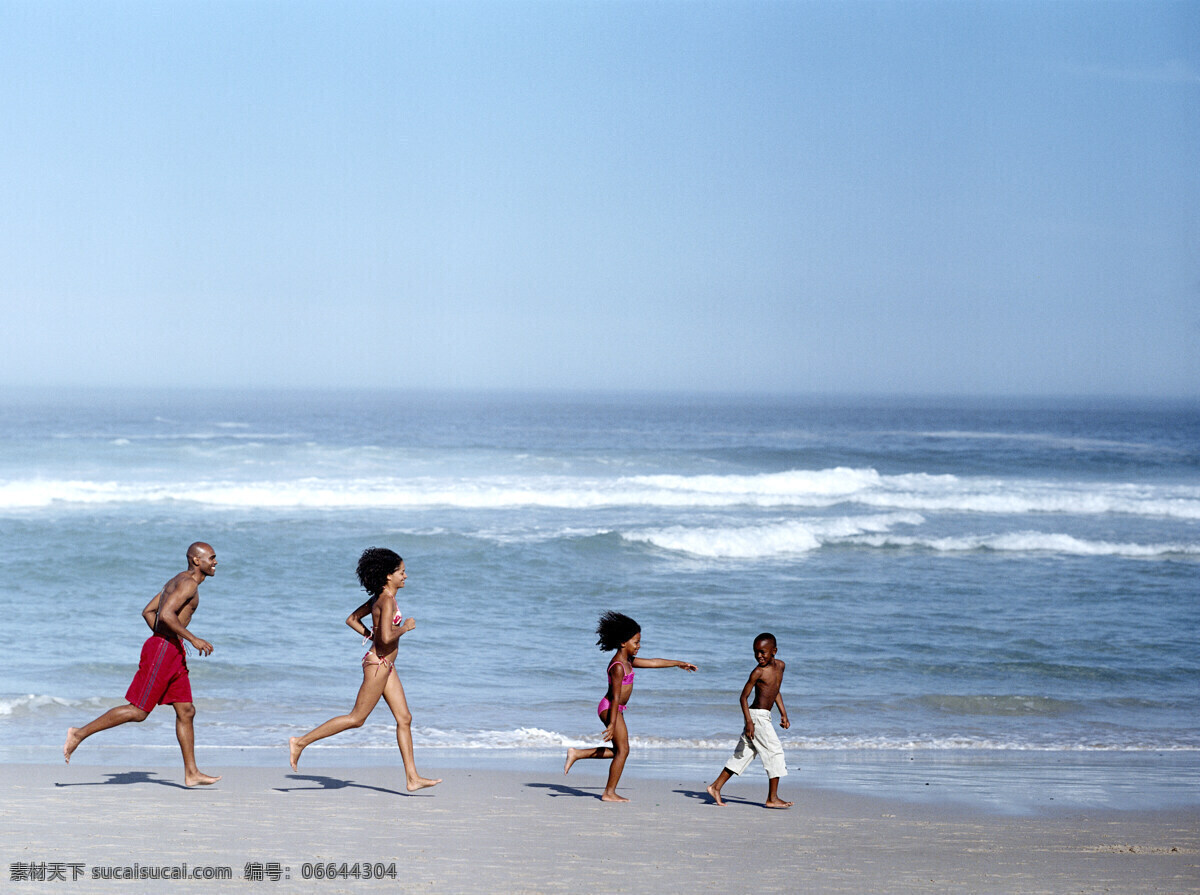 沙滩 上 奔跑 外国 家庭 假日海滩 度假 海滩 外国家庭 快乐家庭 黑人 男性 男人 美女 儿童 男孩 女孩 海浪 家庭图片 人物图片