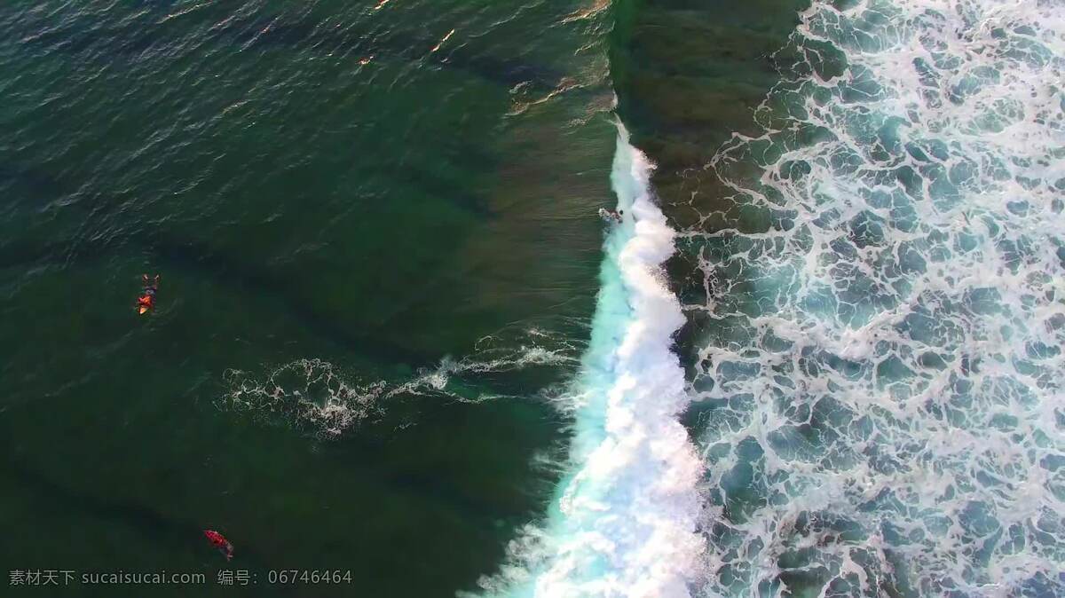 绿 蓝色 海洋 中 冲浪 男人 自然 波浪 岸 崩溃 海 打破 泡沫 膨胀 绿松石 水 热带的 天堂 生态系统 暗礁 印度尼西亚 龙目岛 空中 无人机 海的 setangi