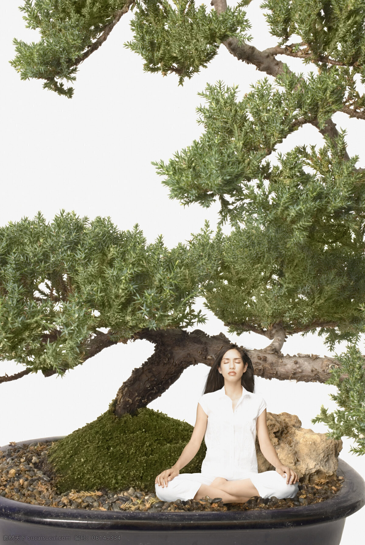 在花盆里打坐闭目养神的女孩素材图片下载-素材编号06149334-素材天下图库