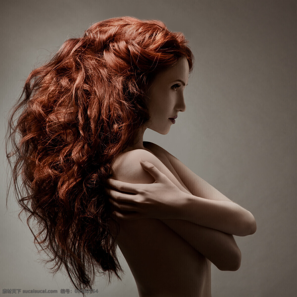 长头 发 女人 外国女人 红发 倦发 动作 双手抱胸 美女图片 人物图片