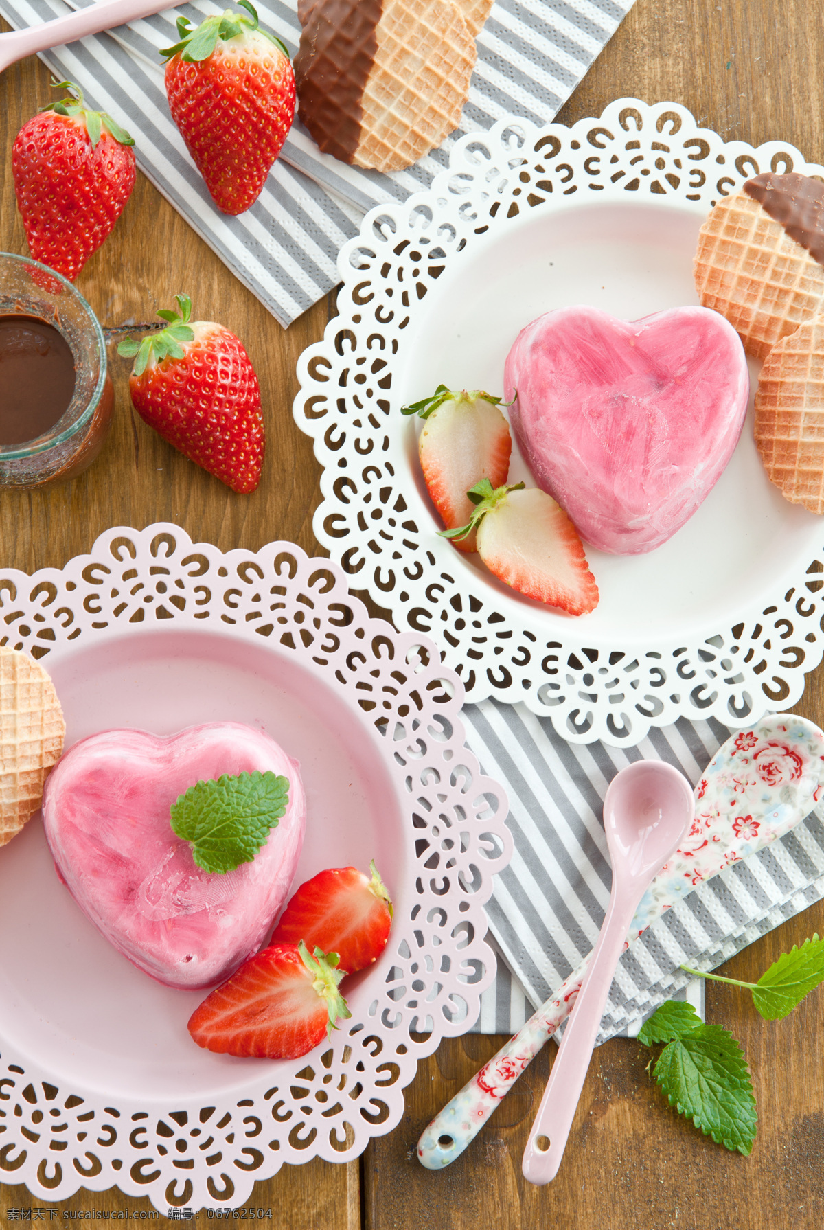 草莓 粉色 冰糕 草莓心形冰糕 勺子 彩色冰淇淋 冰激淋 清凉美食 夏季美味 冰淇淋背景 美食图片 餐饮美食