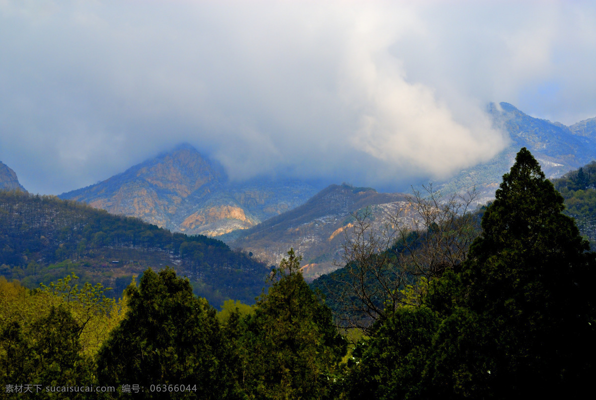 春色 春天 大山 积雪 森林 山峰 山水风景 云雾 云雾大山春色 山峦起伏 树木 嫩绿树叶 浓绿树叶 自然风光 自然景观 psd源文件