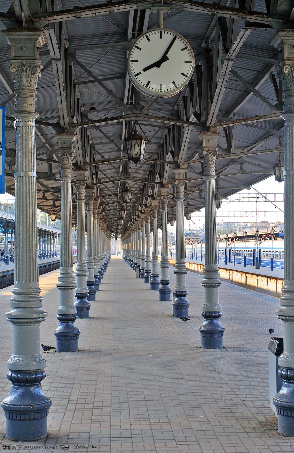 整齐 火车站 整齐的火车站 站台 钟表 铁轨 交通工具 火车 其他类别 现代科技