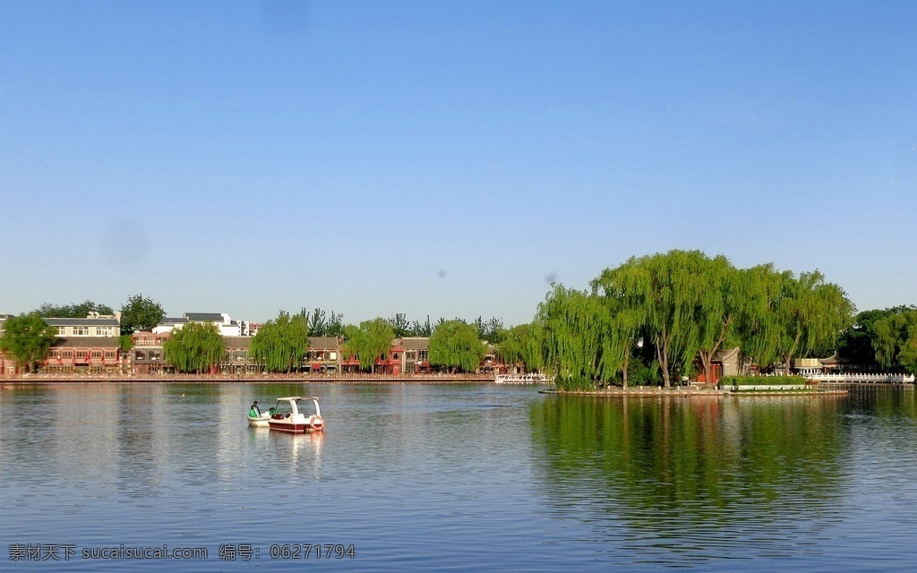 清晨 北京 后海 风景 天空 蓝天 北京后海 河水 堤岸 建筑 绿树 垂柳 小船 游人 倒影 旅游摄影 国内旅游
