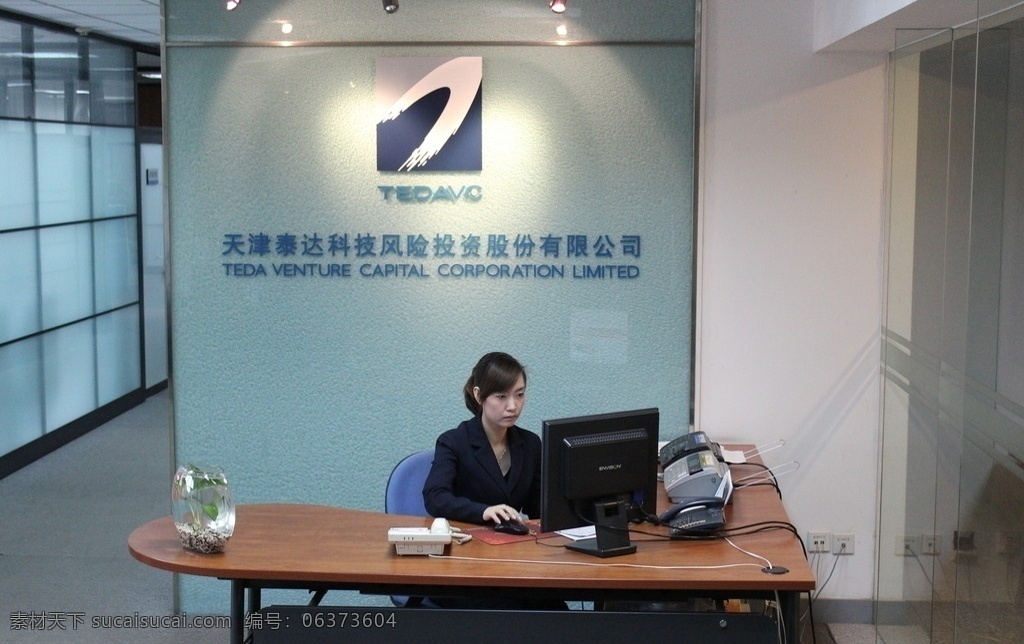 公司前台 办公室 白领 logo墙 磨砂背景墙 办公桌 电脑 玻璃墙 学习办公 生活百科