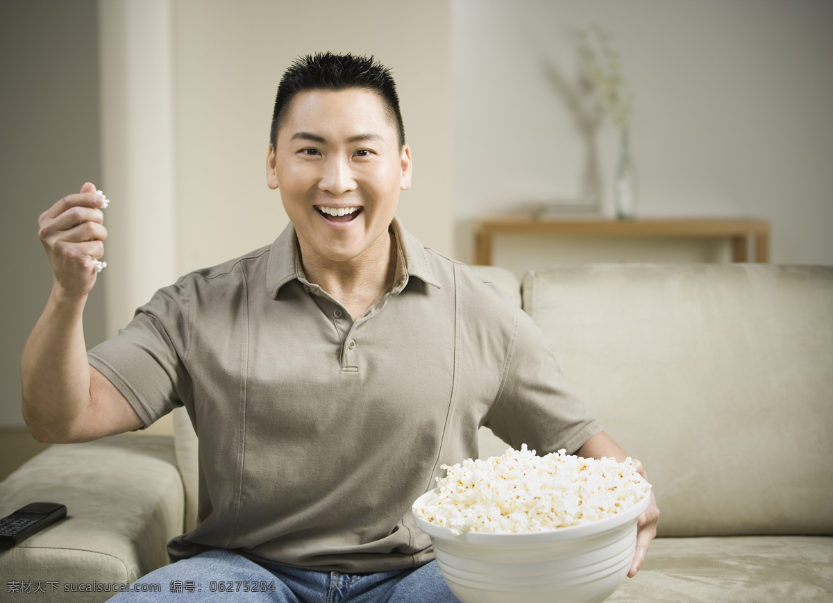 爆米花 中国 男人 男性男人 中国男人 人物摄影 吃 休闲男人 坐在 沙发 上 看 电视 爆米花与男人 男人图片 人物图片