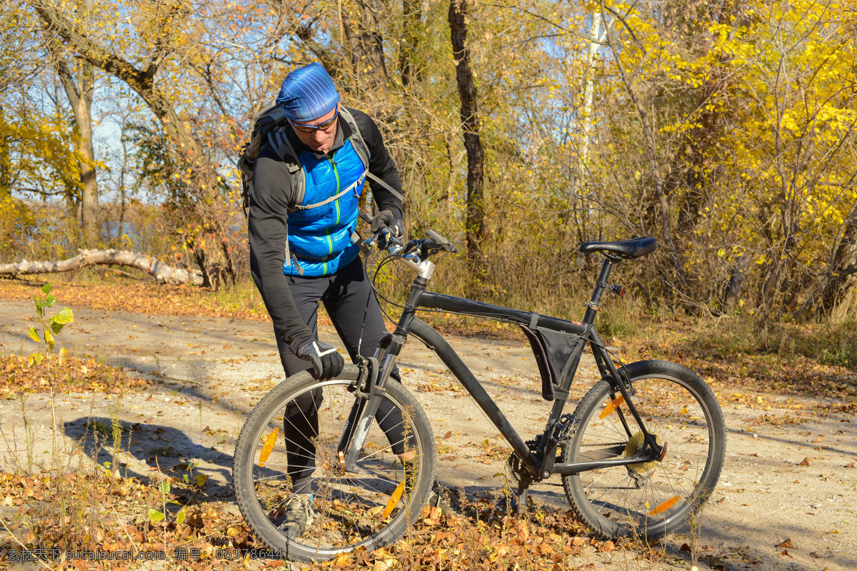 检查 车 骑 行 运动员 自行车 骑行运动 单车 越野自行车 外国男性 欧美男人 男士 生活人物 人物图片