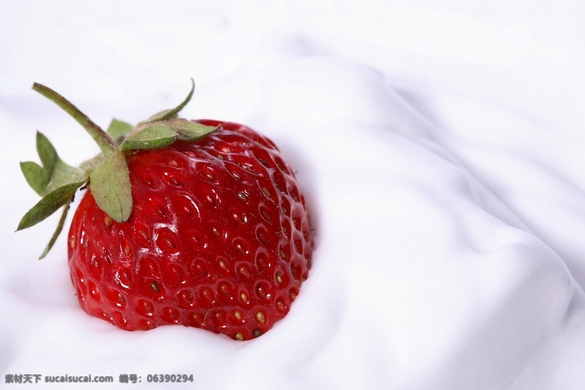 草莓 牛奶 生物世界 水果 新鲜水果 牛奶设计素材 牛奶模板下载 红草莓牛奶 红草莓 新鲜草莓 水果高清图片 psd源文件 餐饮素材