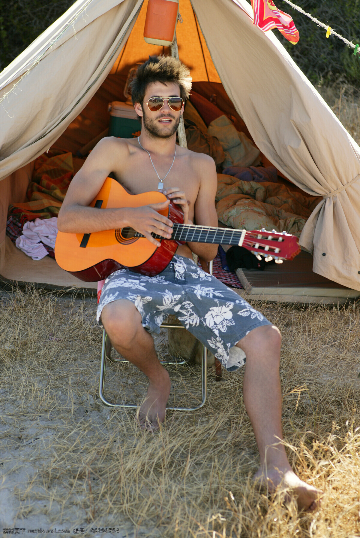 野外 玩 音乐 帅哥 男孩 度假 露营 帐篷 生活人物 人物图片