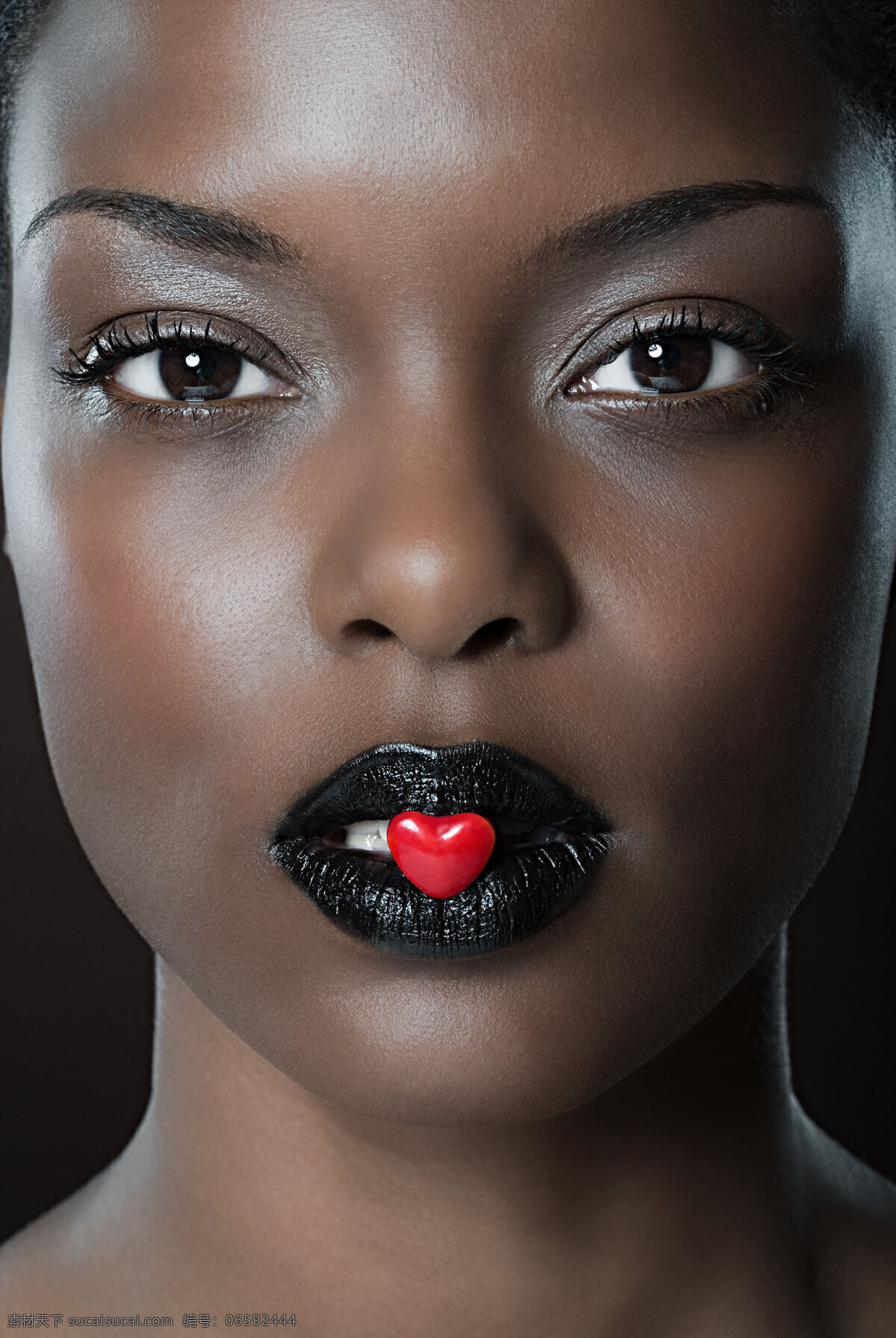 魅力 黑人 模特 美女 女人 红色 心形 糖果 黑色 嘴唇 欧美 表情 黝黑皮肤 化妆 柔嫩 光泽 性感 创意 海报 高清图片 美女图片 人物图片