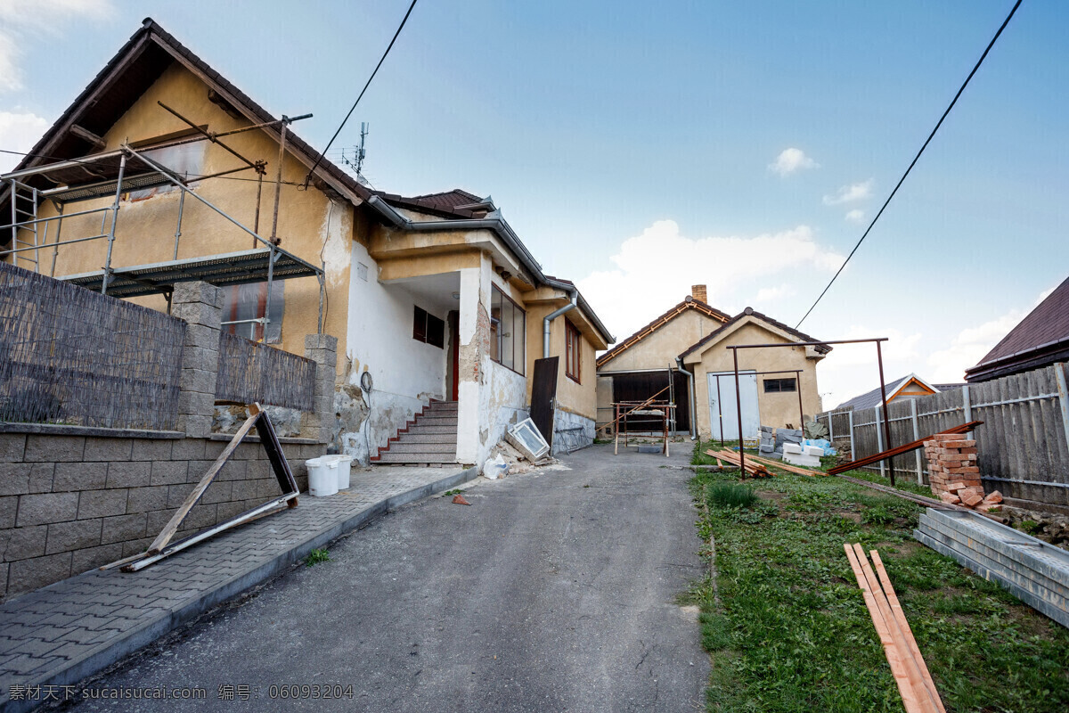 房屋旁的道路 房屋 装修 建筑 梯架 植物 窗户 蓝天 建筑设计 环境家居 黑色