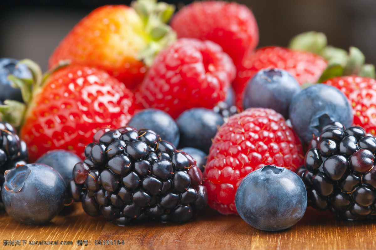 木板 上 树莓 草莓 浆果 山莓 水果 蔬菜图片 餐饮美食