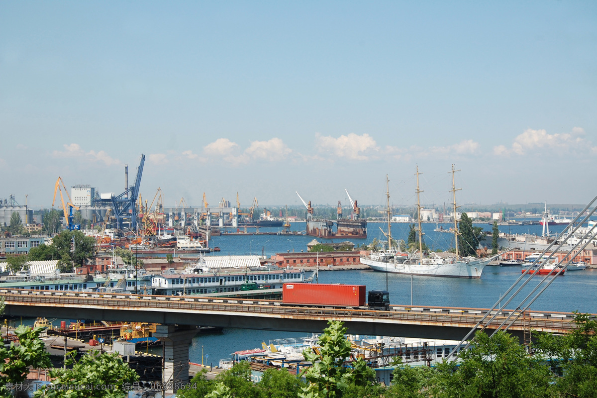 海边 城市 桥梁 风景 海边城市建筑 船 货船 城市建筑 建筑设计 城市风光 环境家居 黑色