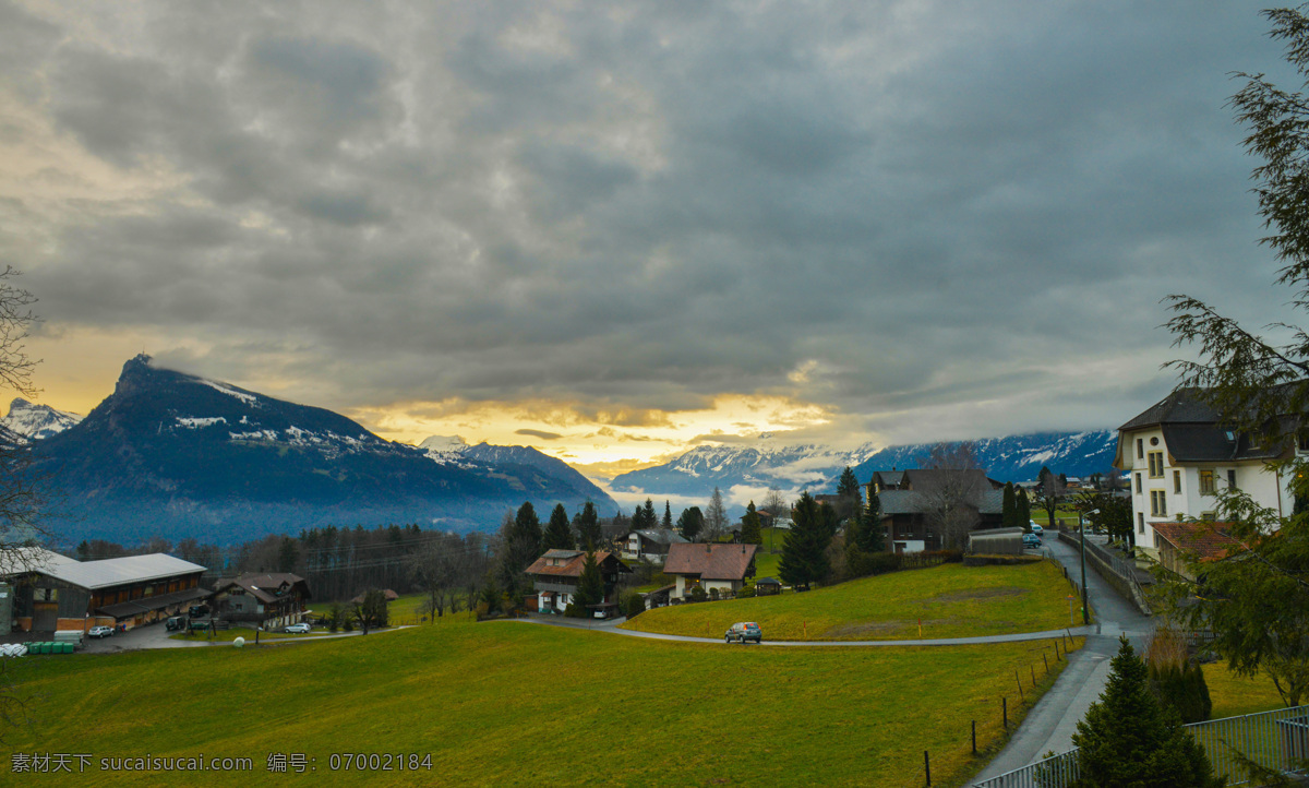 瑞士小镇 日出 霞光 树木 小房 山峦 小路 草地 旅游摄影 国外旅游