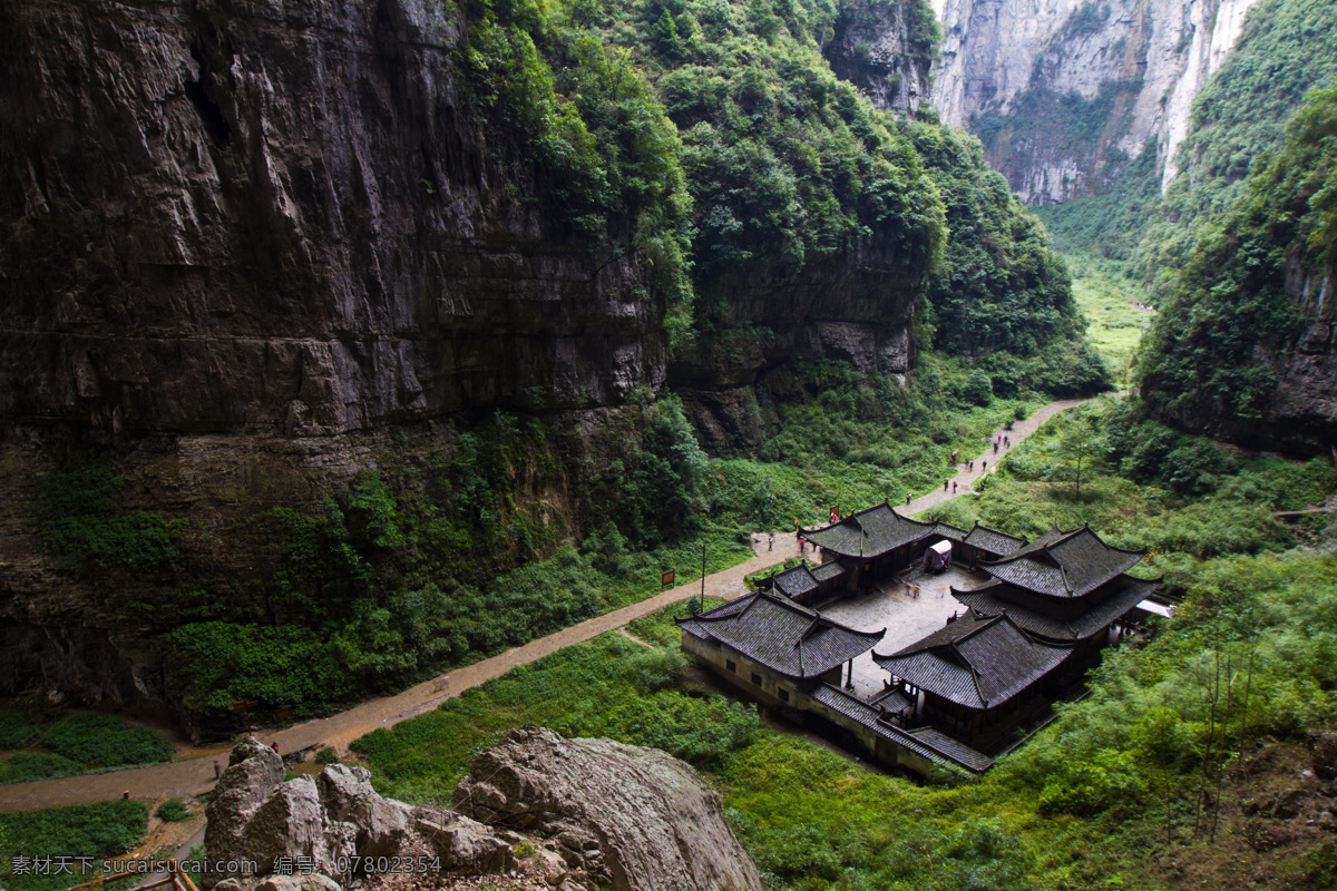 山间客栈 大自然 天空 大地 阳光 干净 道路 青山 峡谷 高清图