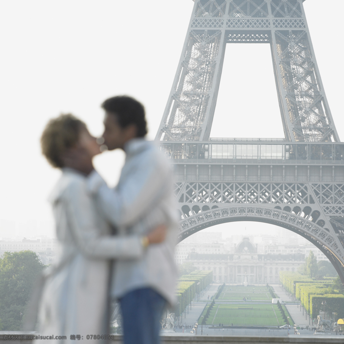 埃菲尔铁塔 接吻 情侣 外国男性 女性 性感美女 模特 恋人 外国夫妻 夫妇 恩爱 暧昧 温馨浪漫 幸福 巴黎 风景图片