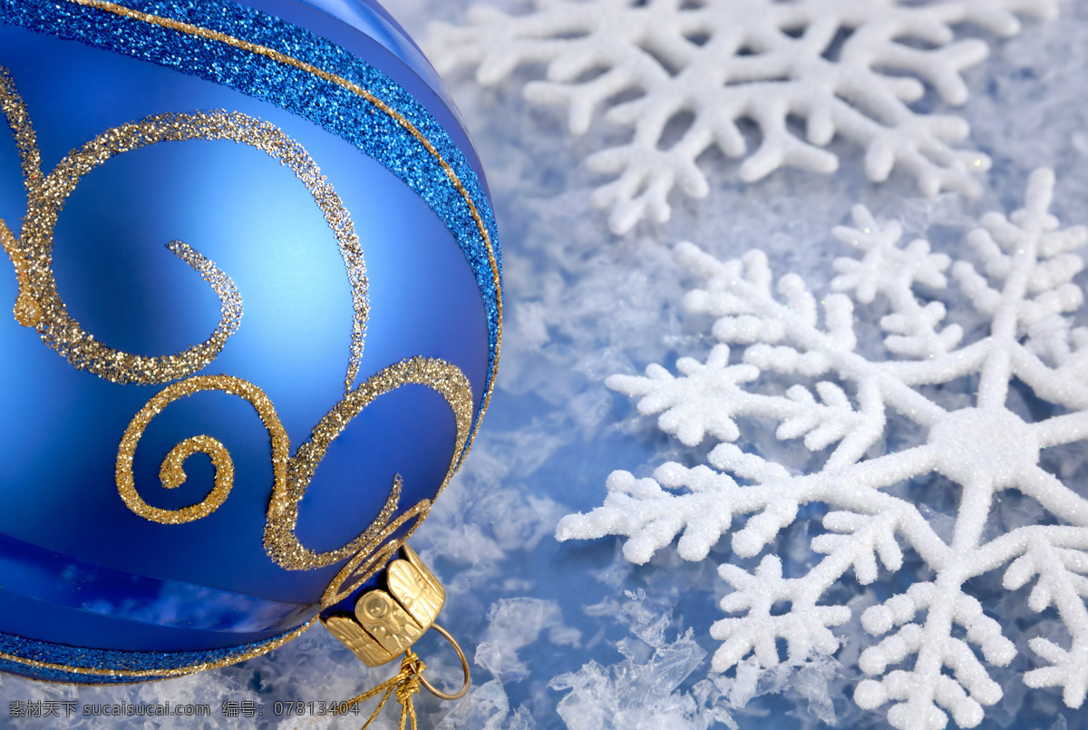 蓝色 圣诞球 雪花 圣诞节 圣诞装饰物 蓝色圣诞球 雪地 节日庆典 生活百科