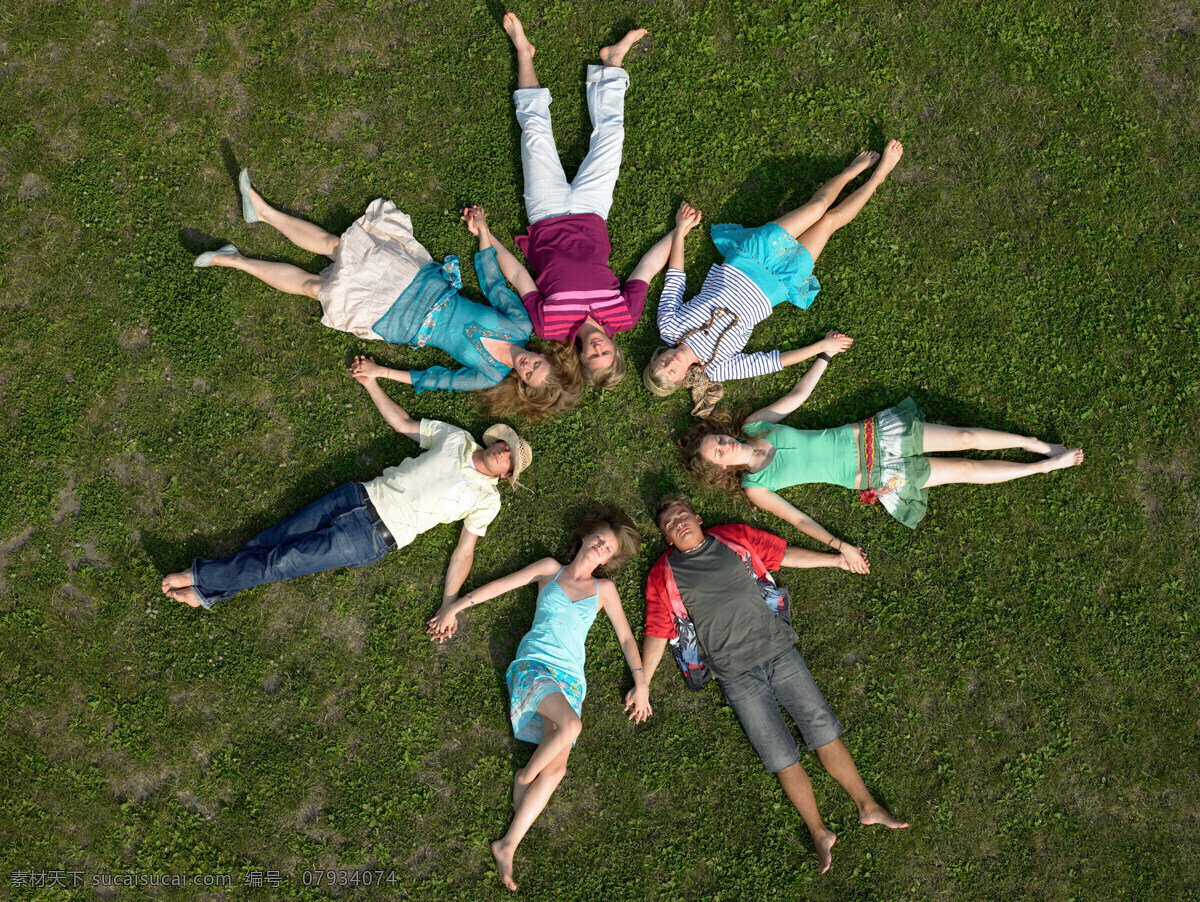 七 躺 地上 成 环 人物 图 躺在地上 一群人 7个人 圆圈 外国人 手牵手 草地 美腿 裙子 夏天素材 夏天人物 团队 团队合作 男人 男士 女人 女士 高清图片 生活人物 人物图片