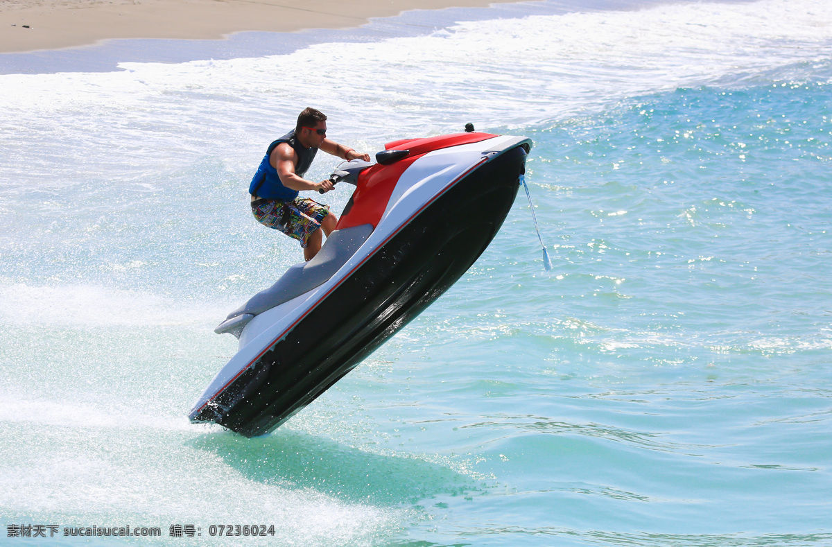 海面 上 玩 水 摩托 男人 国外男人 水上摩托 运动员 比赛运动 运动 体育运动 水上运动 大海 海浪 刺激 摩托汽艇 汽车图片 现代科技