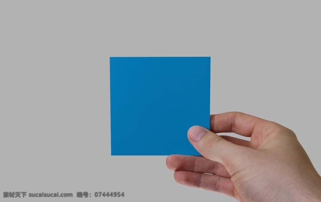 手拿卡片样机 手持卡片 手持信封 手持纸张 手持海报 纸张 信封 卡片 卡牌 方形名片 样机 模板 手持 物品 产品效果图 vi设计