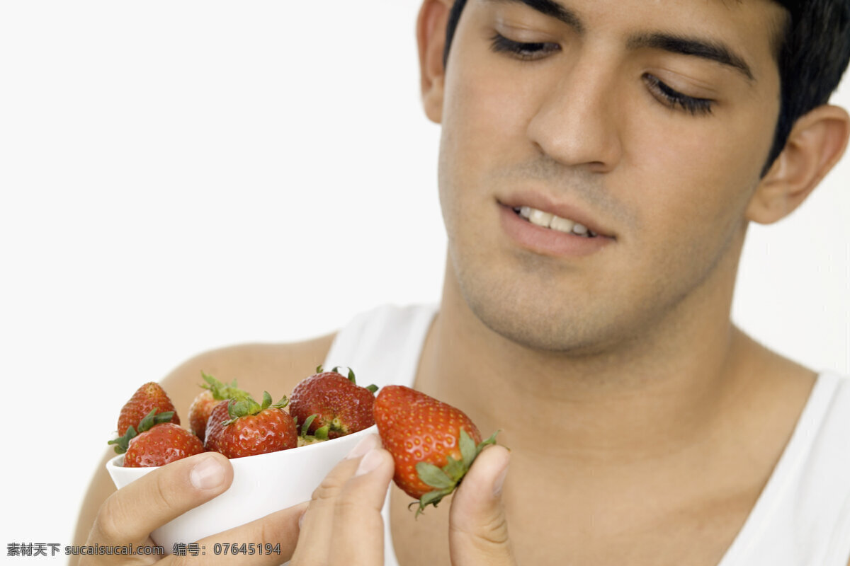 吃草莓的帅哥 水果 营养 其乐融融 绿色健康 营养健康 时尚生活 健康生活 美好生活 帅哥 吃喝主题 人物摄影 人物图库