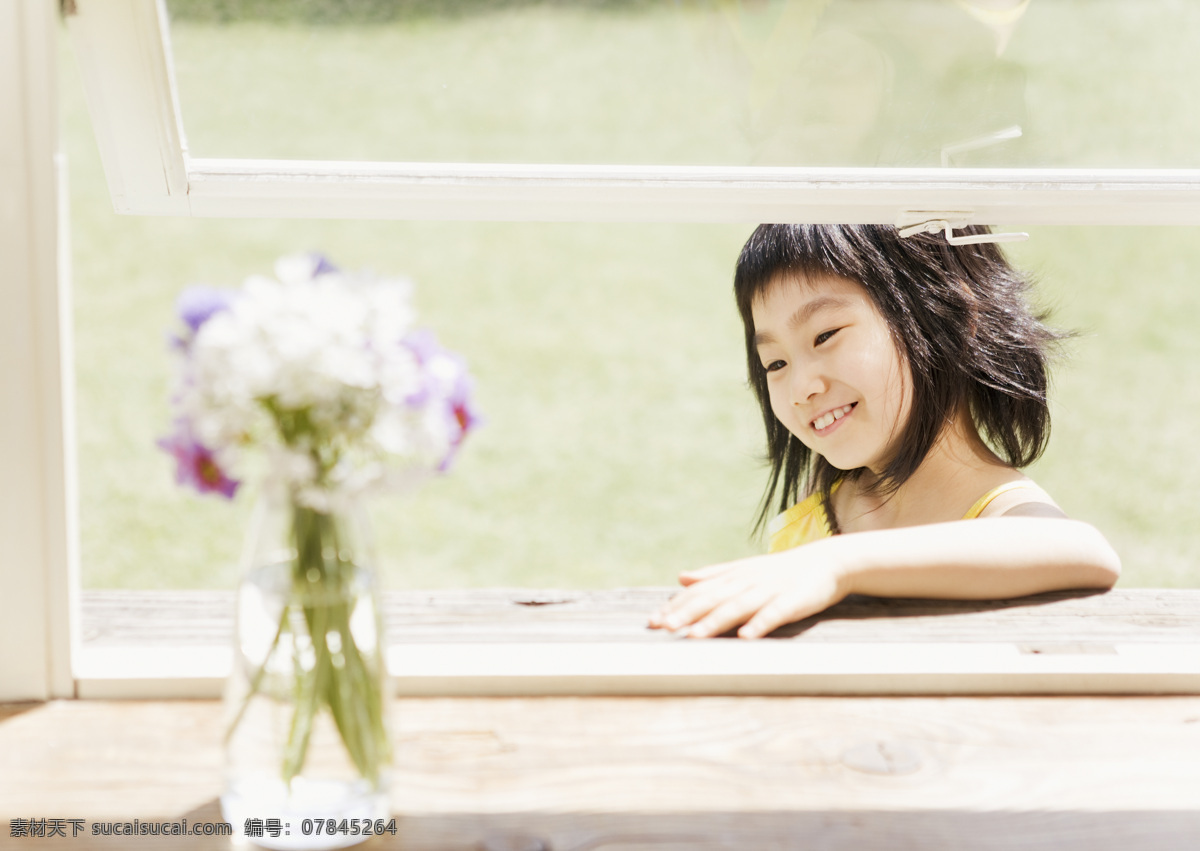 窗外 小女孩 儿童与家庭 天真 可爱 孩子 开心 笑容 窗台 鲜花 花瓶 温馨 和谐 幸福家庭 摄影图 高清图片 生活人物 人物图片