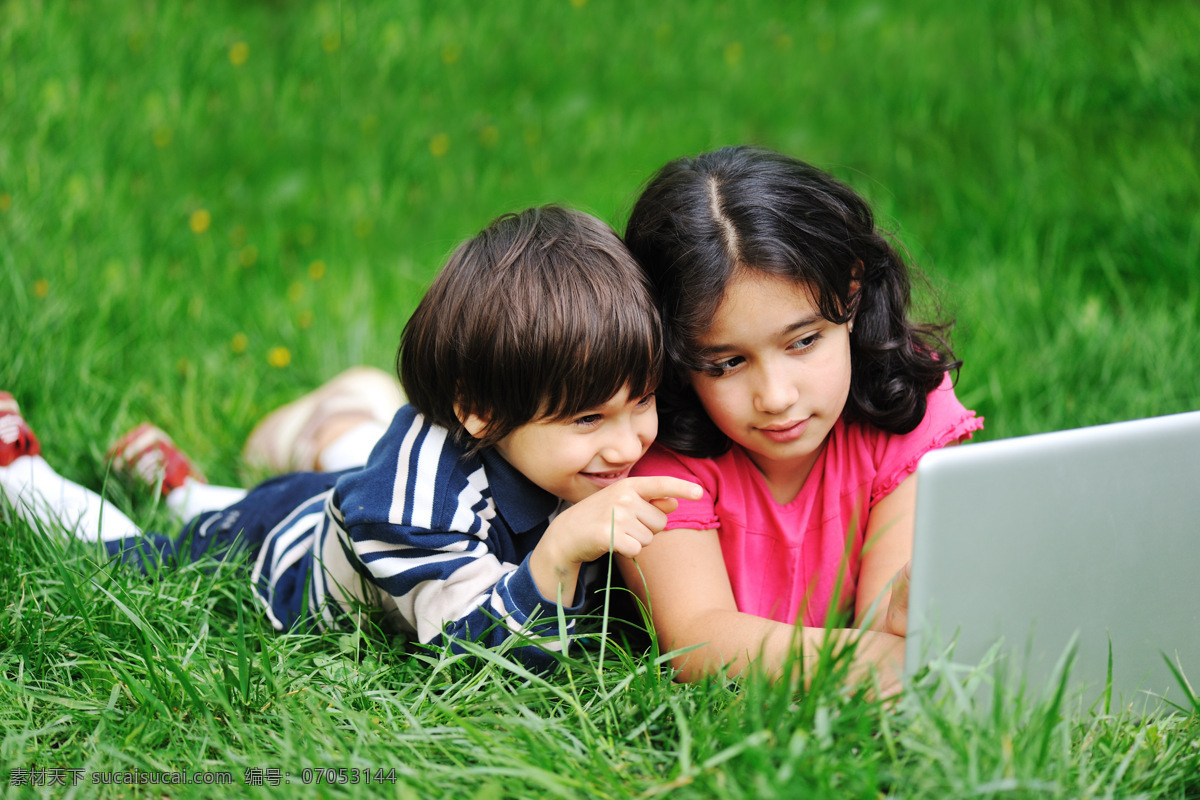 趴 草地 上 玩电脑 儿童 孩子 外国儿童 笔记本电脑 玩耍 学习 children laptop 高清图片 趴草地上 两个儿童 儿童图片 人物图片