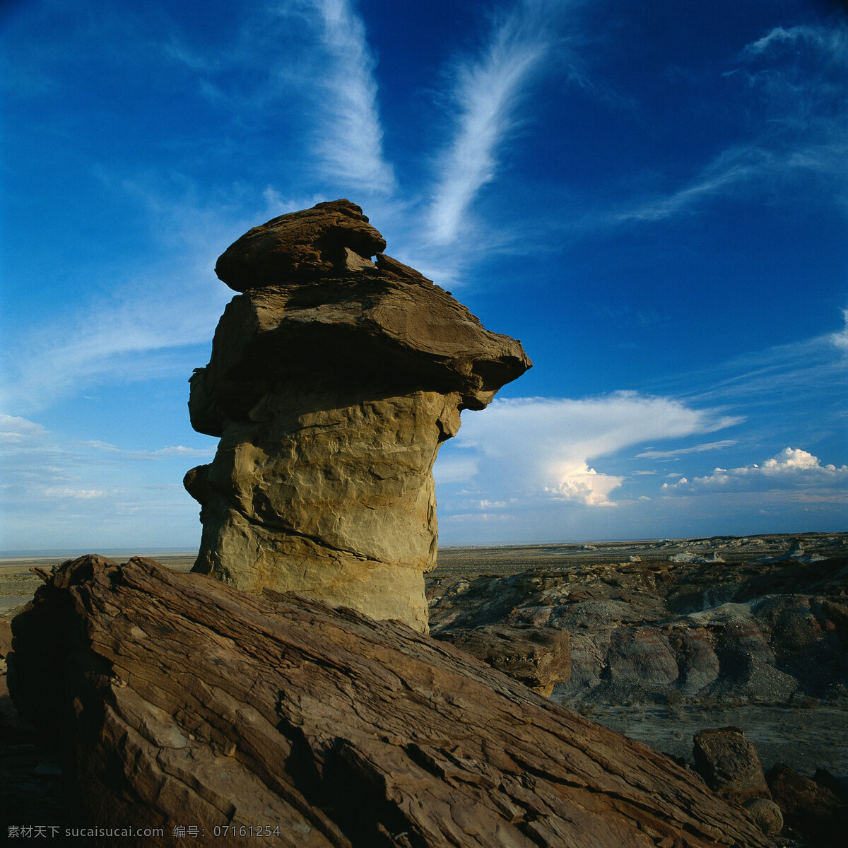 蘑菇石 蘑菇形 石头 风化 山 平原 蓝天 白云 自然景观 自然风景 山川 摄影图库