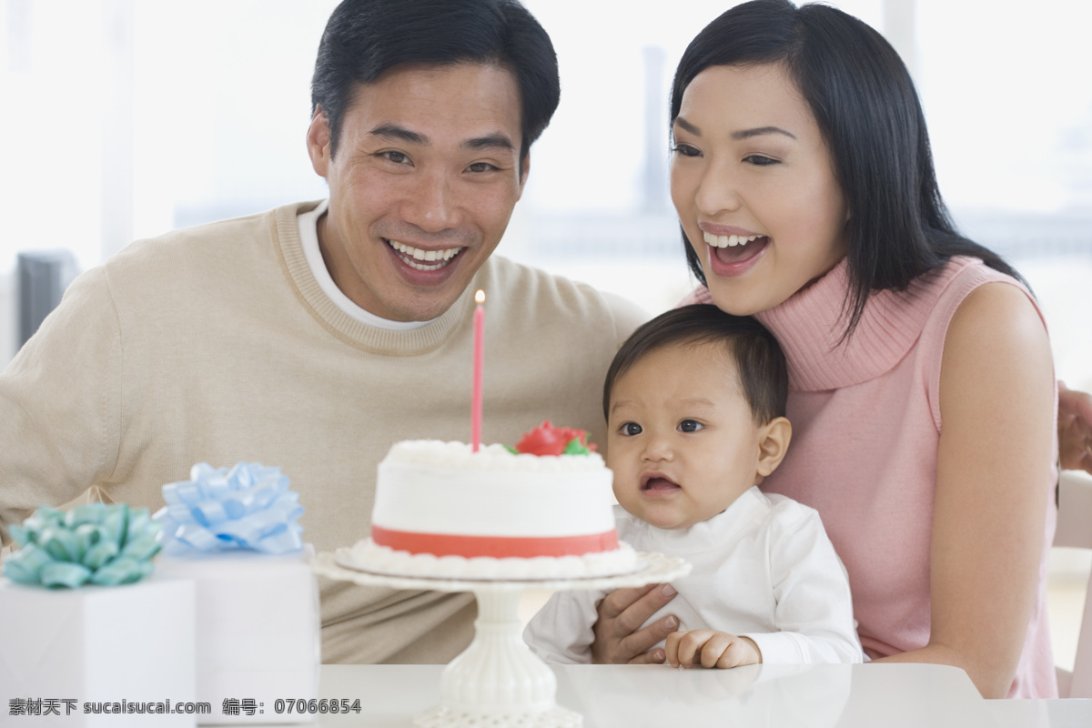 生日 可爱 宝宝 外国家庭 温馨 幸福家庭 和谐 家庭人物 美女妈妈 爸爸 可爱宝宝 生日蛋糕 可爱儿童 生日图片 生活百科