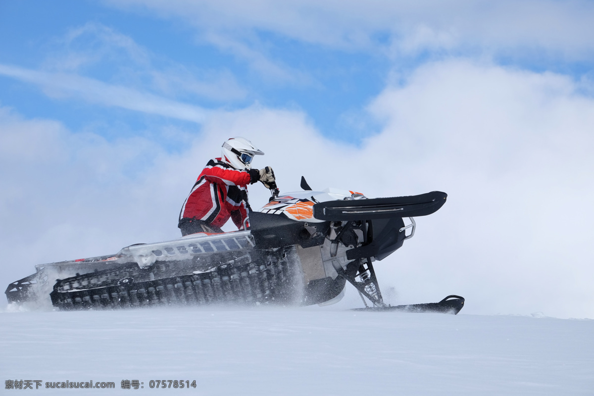 翻倒 雪地 上 摩托 雪橇 摩托雪橇 摩托车 交通工具 车手 体育运动 生活百科