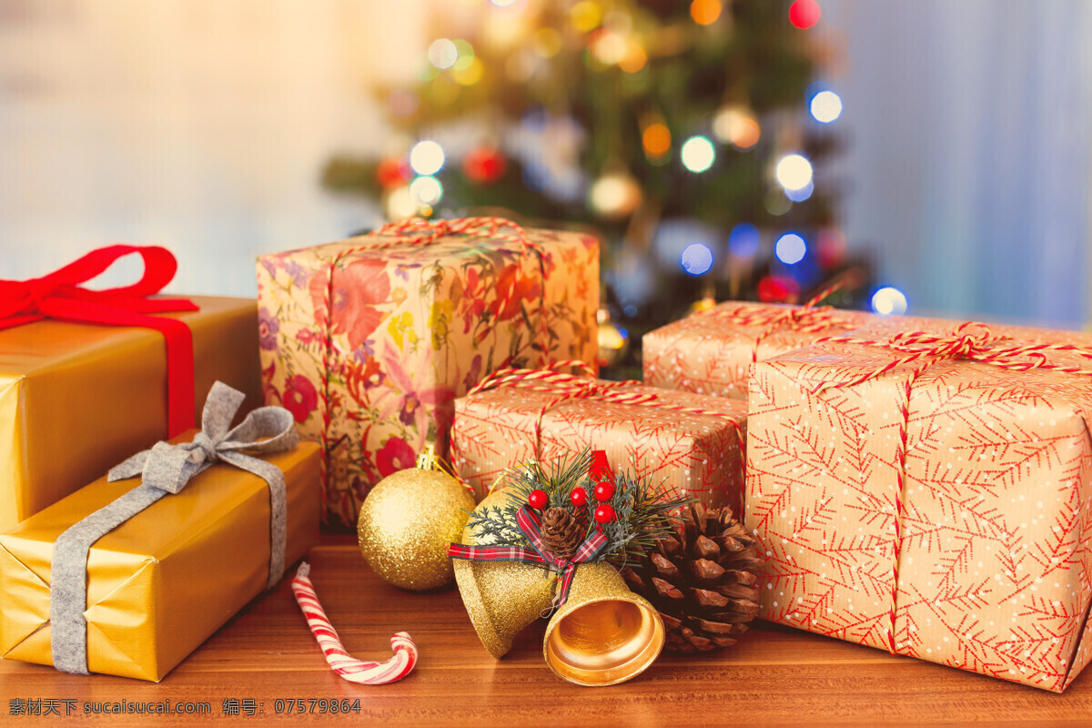圣诞礼物 圣诞节 圣诞树 装饰 饰品 庆祝 背景 节日 礼物 铃铛 冬季 文化艺术 节日庆祝