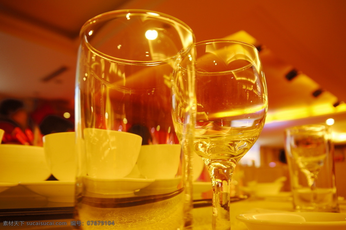 透明 杯子 餐具厨具 餐饮美食 灯光 黄色 酒店 浪漫 透明杯子 矢量图 日常生活