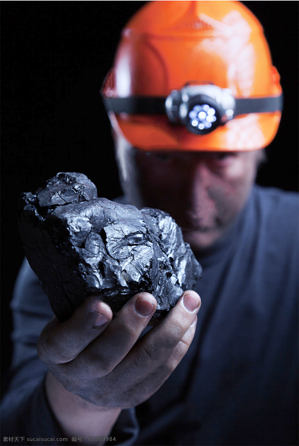 煤矿工人图片 煤矿工人 煤矿 煤 工人 手拿煤矿