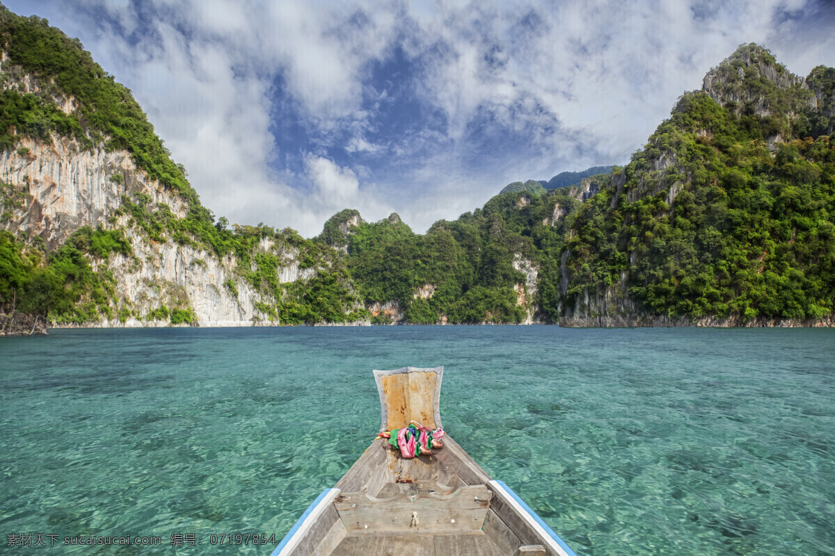 船头 水面 山峰 船 水 自然风光 蓝天 大海图片 风景图片