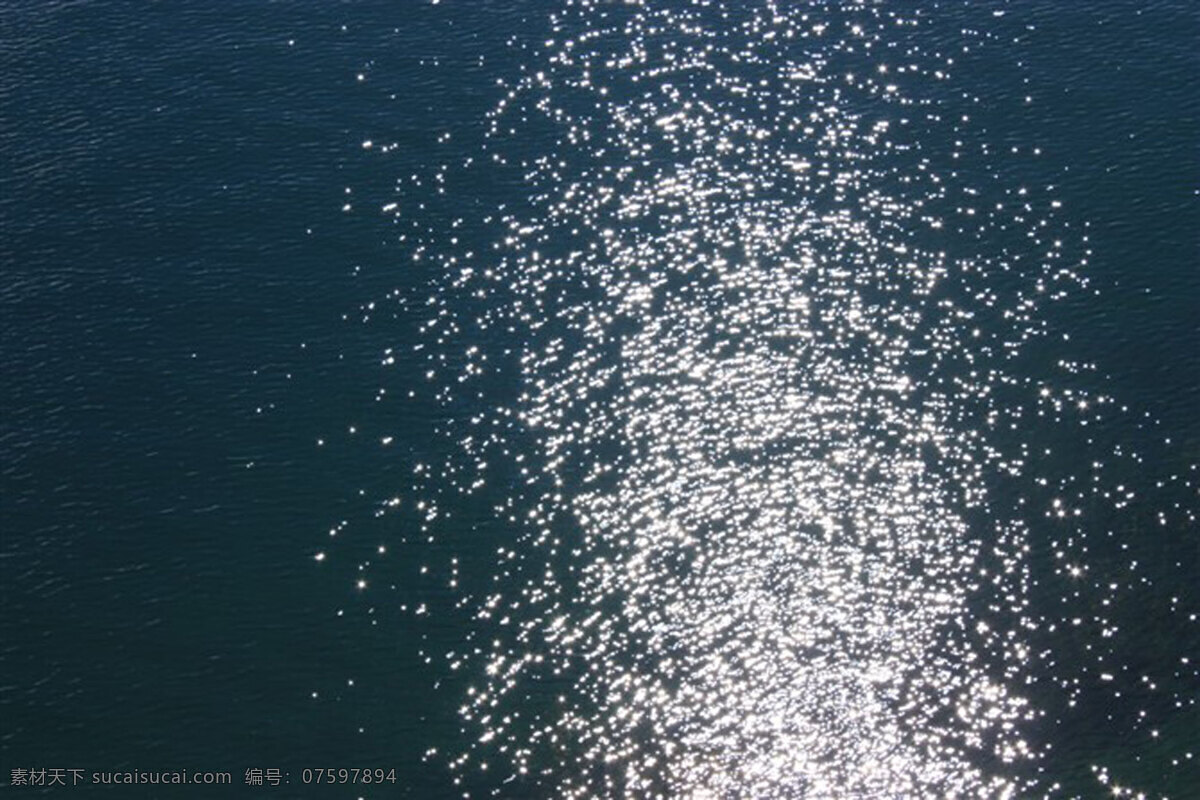 白云 白云边 白云蓝天 蓝天 蓝天大海 水波 水纹 水纹背景 水纹玻璃 水纹素材 水纹图 水纹效果 水纹绿叶 白云图片 白云朵朵 白云天地 白云的图片 白云的荷花 白云效果 风景 生活 旅游餐饮