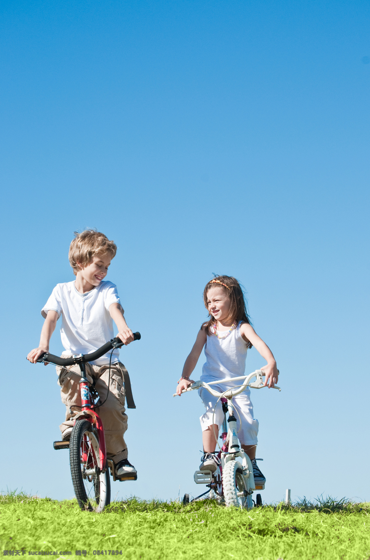 骑 自行车 小孩 女孩 男孩 人物 草地 蓝天 儿童图片 人物图片