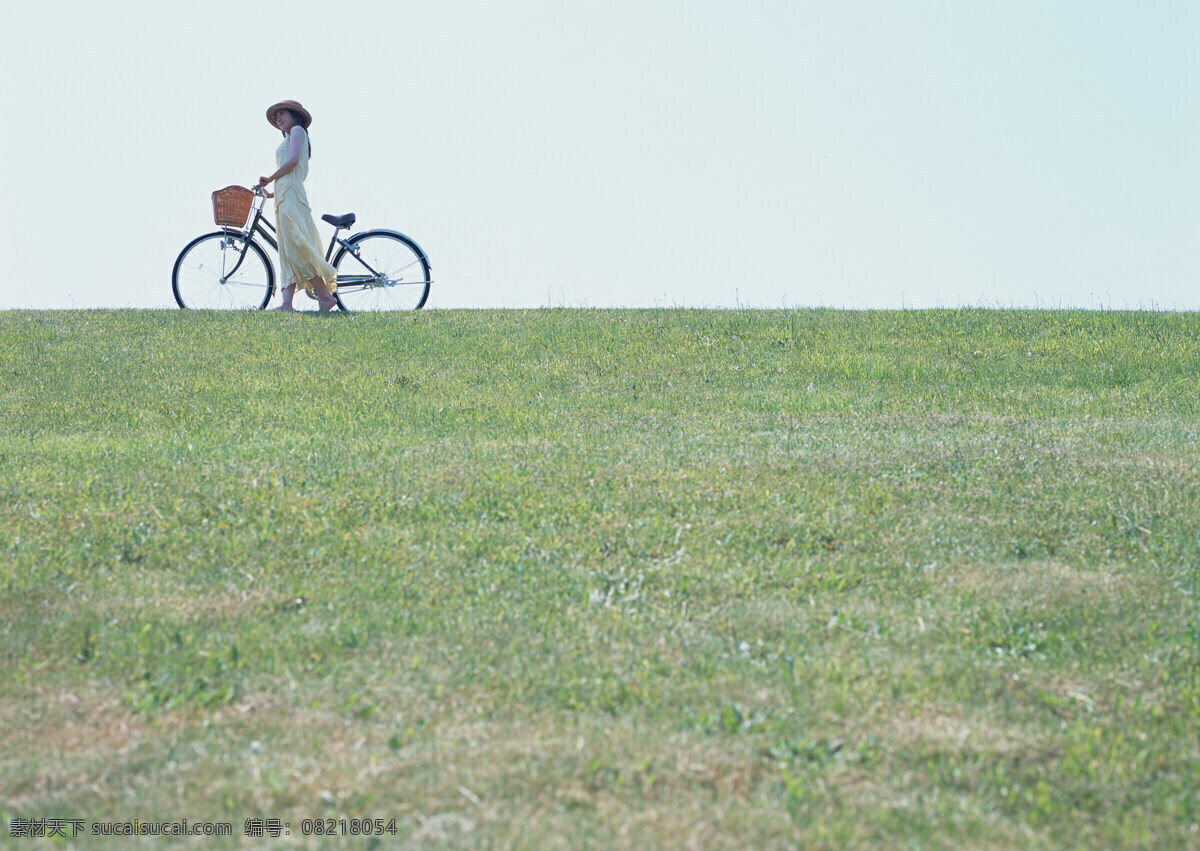 推 单车 女人 假日 休闲 干净 明媚 户外 旅行 人物 女性 意境 唯美 草地 推着单车 自行车 美女图片 人物图片