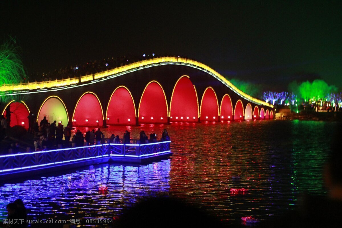 西双湖夜景 湖畔 霓虹灯 游人 灯光 树 旅游摄影 国内旅游