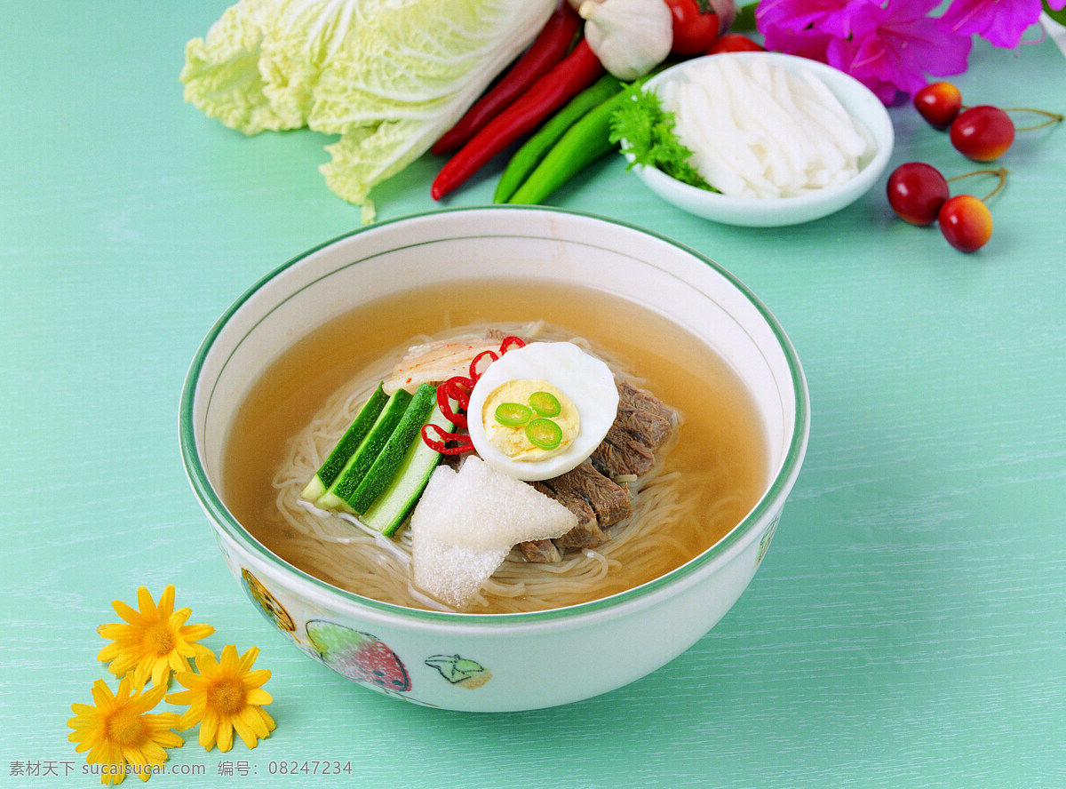 美味清汤面 食物 面食 面条 美味 可口 美食 清汤面 小菜 鸡蛋 黄瓜 蔬菜 辣椒 白菜 中华美食 餐饮美食 灰色