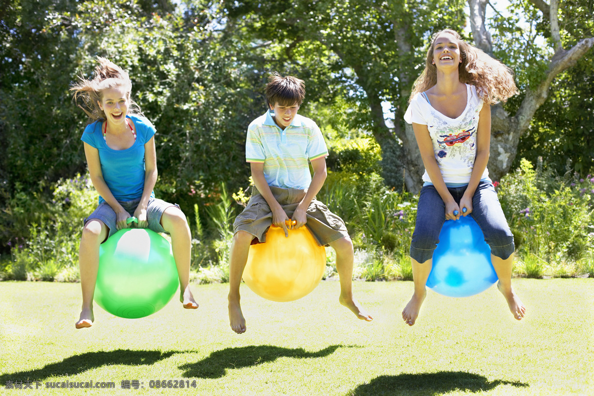 坐 气球 跳动 男生女生 外国青少年 青少年 女生 男生 微笑 开心 玩耍 坐在气球上 高兴 树林 生活人物 人物图库 人物图片