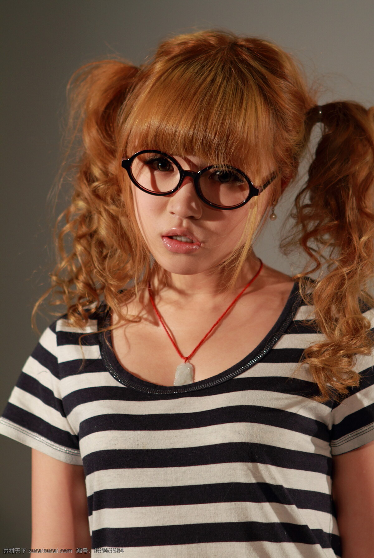 黄发女孩 夏天美女 卷发 短袖 可爱 清纯 青春 学生妹 黑白格子衣服 带眼镜 休闲时尚女孩 女性女人 人物图库