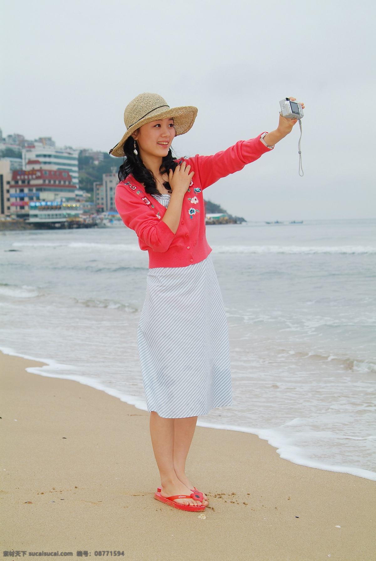 沙滩 上 自拍 美女图片 性感美女 女性 女人 时尚美女 模特 美女写真 休闲美女 大海 海浪 相机 人物图片