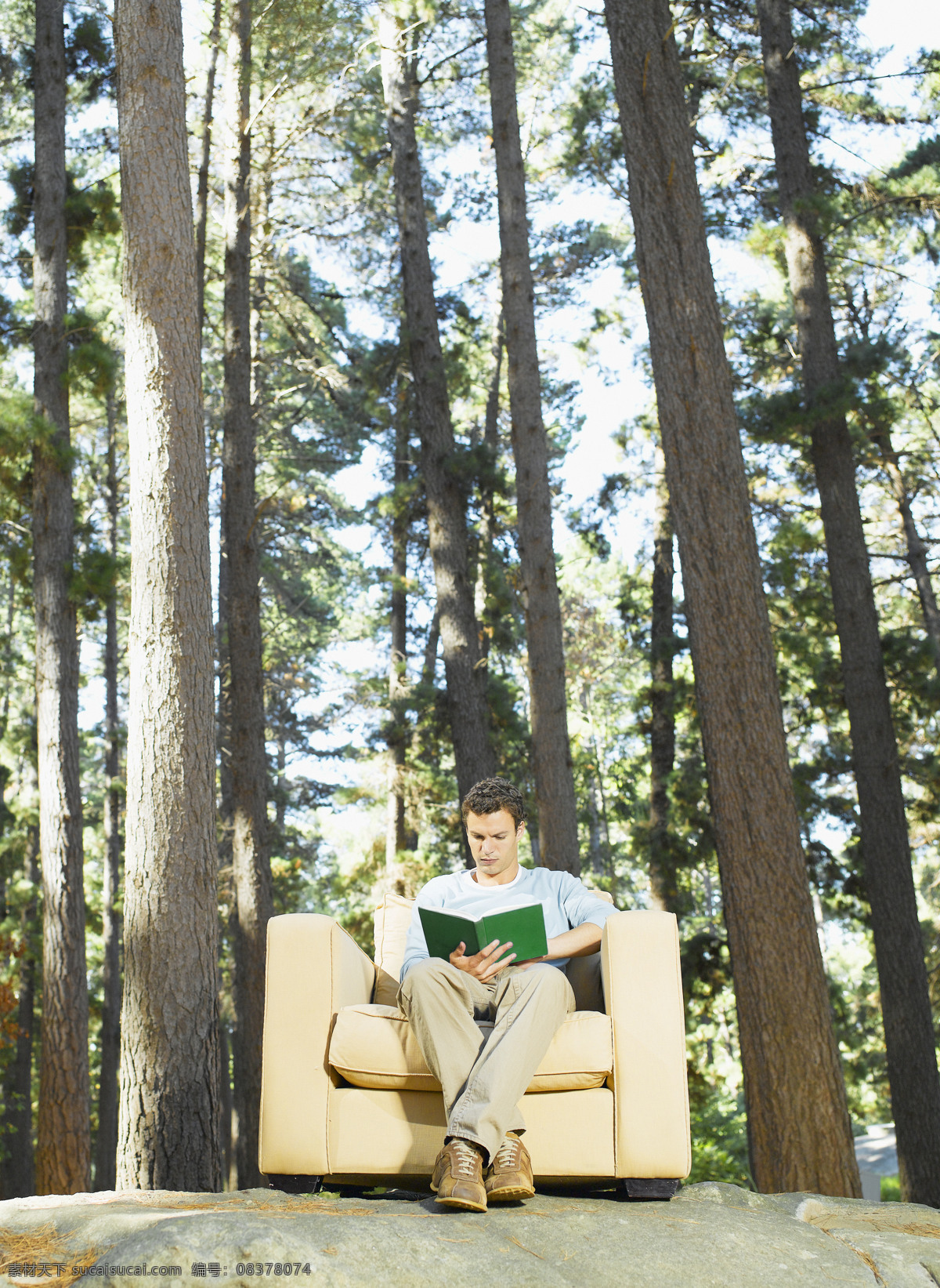 坐在 沙发 上 看书 男人 户外 户外生活 人物 树林 自然 好环境 专注 书籍 生活人物 人物图片