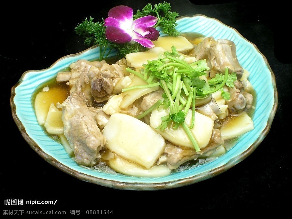 排骨烧年糕 排骨 年糕 中华美食 美味 熟菜 鲜花 装饰 盘子 餐饮美食 传统美食 摄影图库