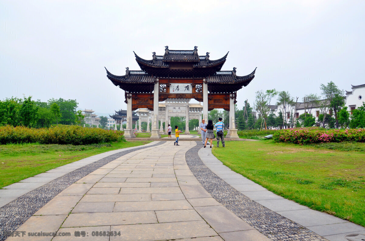 江南第一家 江南 一家 牌坊 街 草地 绿树 人文景观 旅游摄影