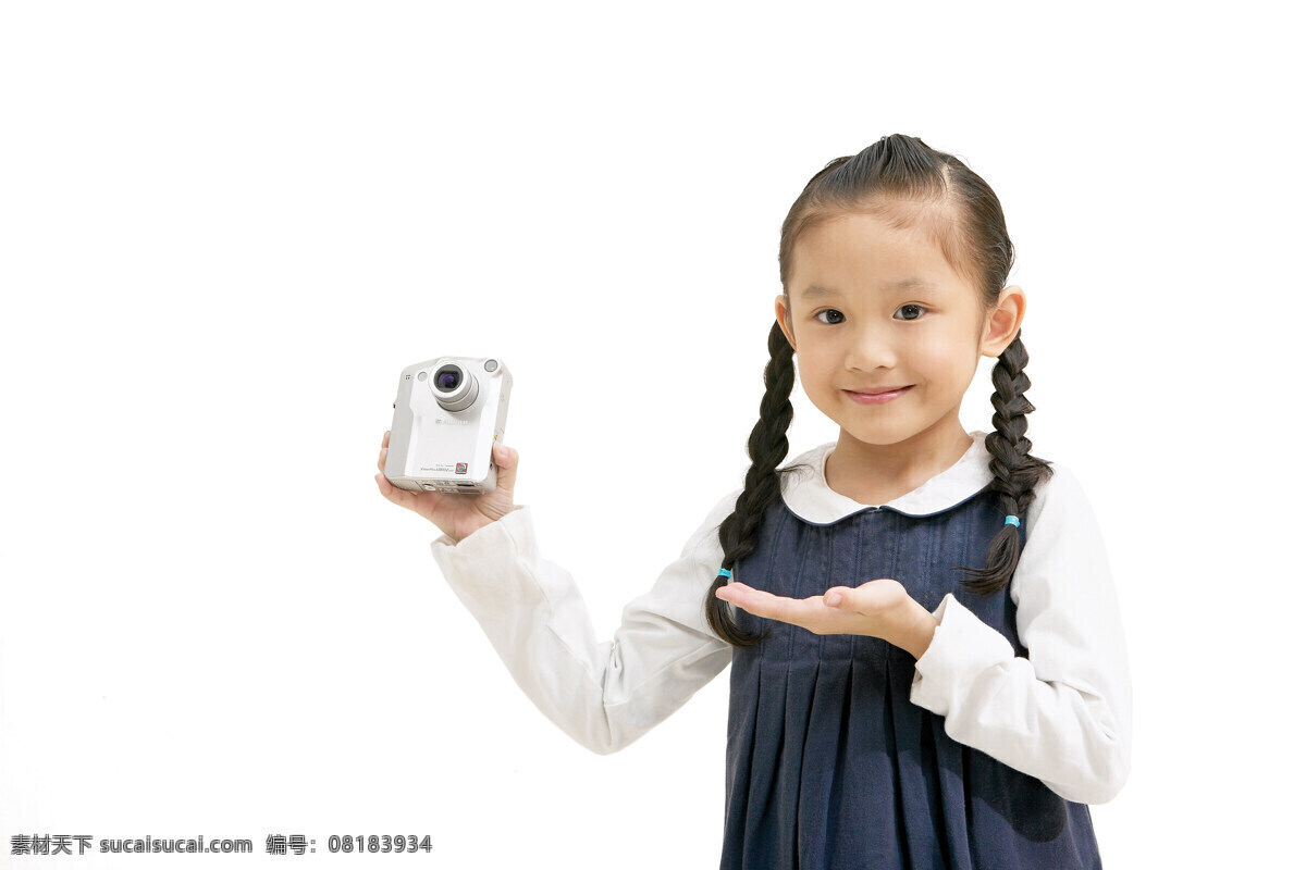 表情 长发 儿童 儿童摄影 儿童幼儿 可爱 女孩 人物图库 摄影图片 儿童表情 幼儿 照相机 辨子 微笑 摄影图库 psd源文件