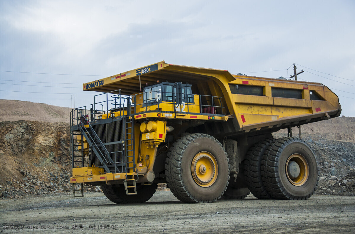 运矿卡车 卡车 运矿汽车 矿山机械 运矿车 黄色卡车 矿山生产 工业生产 现代科技