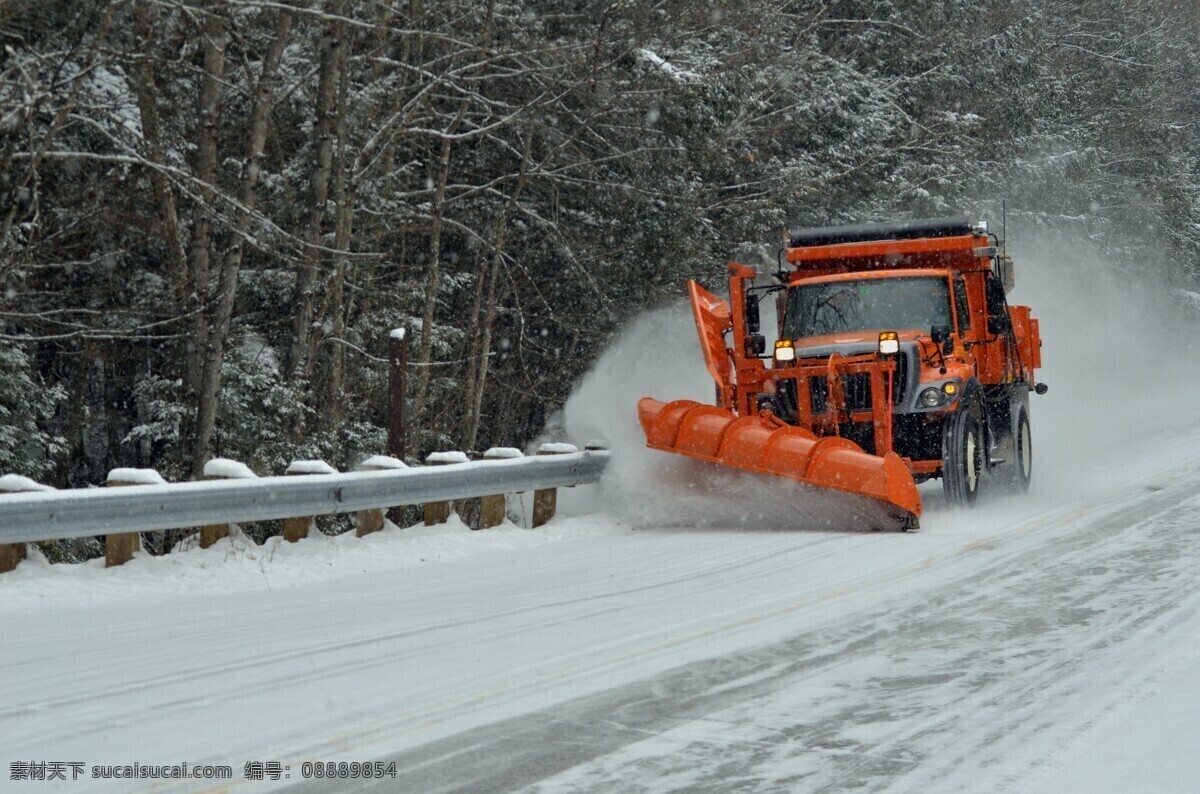 正在 清 雪 推 机 大雪 公路 推雪机 除雪 清雪 冬季 其他类别 生活百科