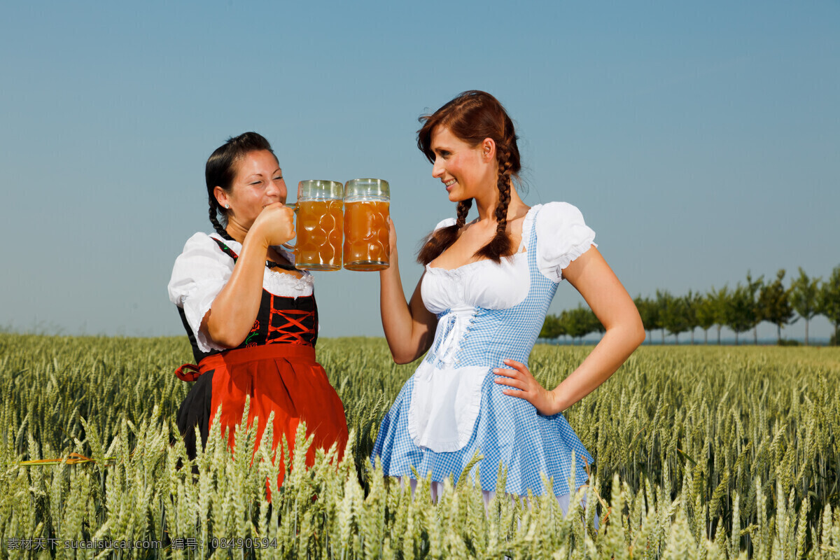 啤酒节 两个 女孩 时尚青年 女生 朋友 野餐 喝啤酒 春游 郊游 摄影图 生活人物 人物图片